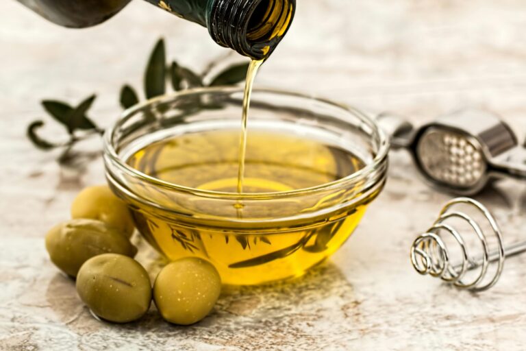 Olio extravergine italiano export mercati mondiali 2026 Olio extravergine di oliva italiano con foglie di ulivo - Frantoio Gentili Farnese