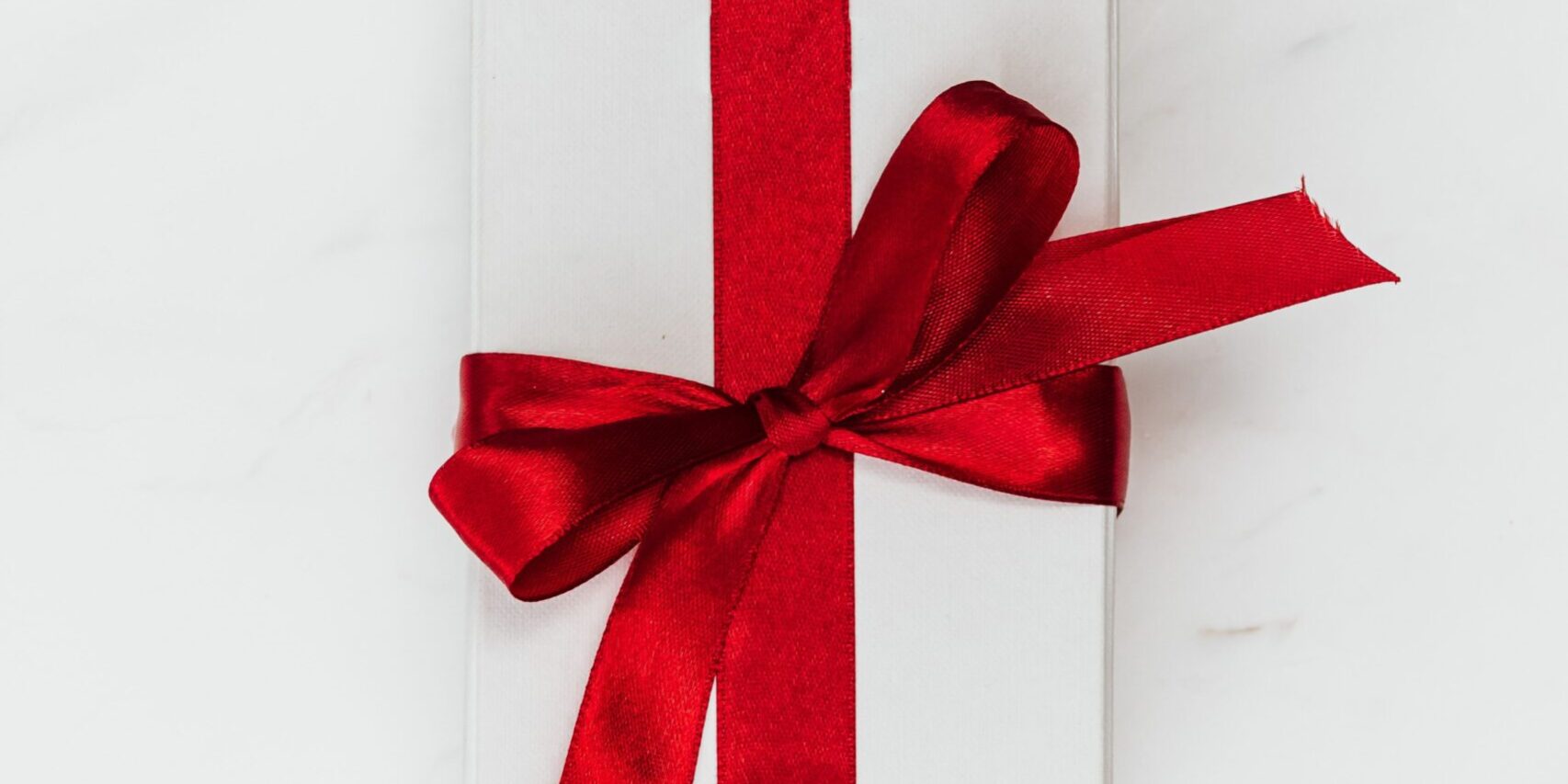 Confezione regalo di olio extravergine di oliva con fiocco Confezione regalo elegante con fiocco rosso, idea regalo con olio extravergine di oliva italiano - Frantoio Gentili